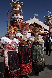 Prächtige "Kronen" aus Lindhorst (www.trachtengruppe-Lindhorst.de) waren zu besichtigen auf dem Trachten- und Schützenzug 2007 (Foto: Martin Schmitz)